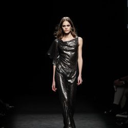 Vestido largo de lamé con estampado de leopardo en el desfile otoño/invierno 2020-2021 de Roberto Torretta