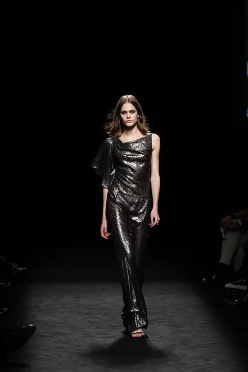 Vestido largo de lamé con estampado de leopardo en el desfile otoño/invierno 2020-2021 de Roberto Torretta