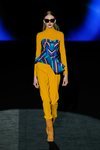 Corpiño sobre conjunto mostaza en el desfile otoño/invierno 2020-2021 de Hannibal Laguna
