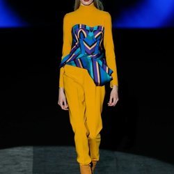 Corpiño sobre conjunto mostaza en el desfile otoño/invierno 2020-2021 de Hannibal Laguna