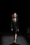 Dos piezas de americana y falda midi efecto piel en el desfile otoño/invierno 2020-2021 de Roberto Torretta