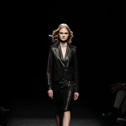 Dos piezas de americana y falda midi efecto piel en el desfile otoño/invierno 2020-2021 de Roberto Torretta