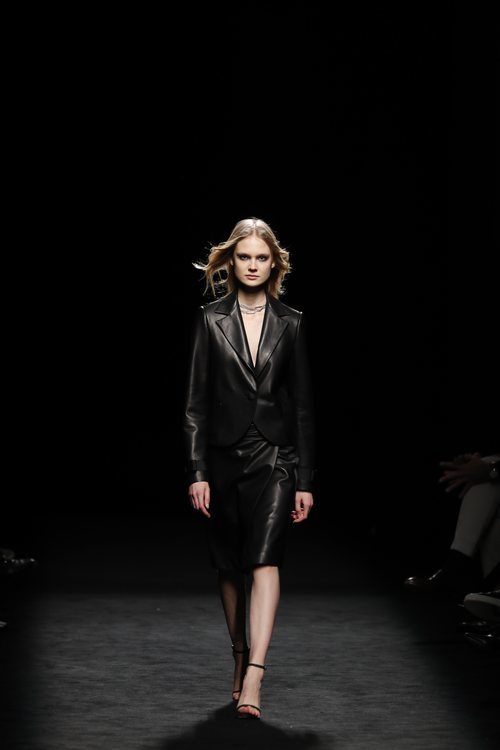 Dos piezas de americana y falda midi efecto piel en el desfile otoño/invierno 2020-2021 de Roberto Torretta