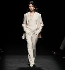 Total look beige de paño en el desfile otoño/invierno 2020-2021 de Roberto Torretta