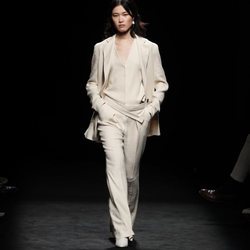 Total look beige de paño en el desfile otoño/invierno 2020-2021 de Roberto Torretta
