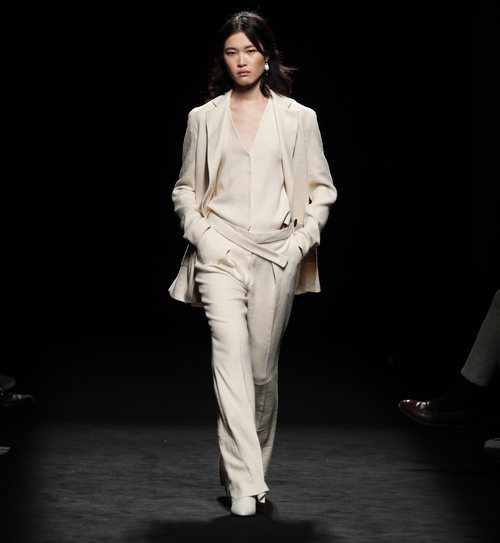Total look beige de paño en el desfile otoño/invierno 2020-2021 de Roberto Torretta