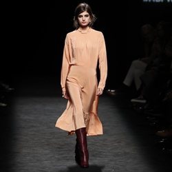 Vestido satinado en color naranja en el desfile otoño/invierno 2020-2021 de Roberto Torretta