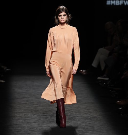 Vestido satinado en color naranja en el desfile otoño/invierno 2020-2021 de Roberto Torretta