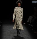 Vestido midi con estampado de flores en el desfile otoño/invierno 2020-2021 de Roberto Torretta