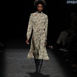 Vestido midi con estampado de flores en el desfile otoño/invierno 2020-2021 de Roberto Torretta