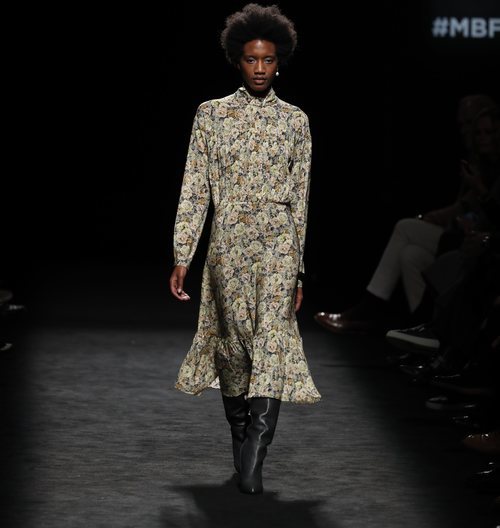Vestido midi con estampado de flores en el desfile otoño/invierno 2020-2021 de Roberto Torretta