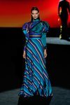 Vestido de estampado de rayas en el desfile otoño/invierno 2020-2021 de Hannibal Laguna