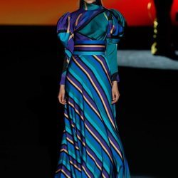 Vestido de estampado de rayas en el desfile otoño/invierno 2020-2021 de Hannibal Laguna