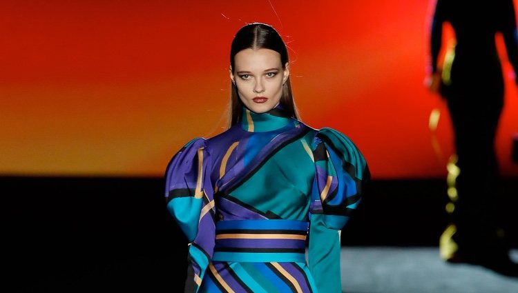 Vestido de estampado de rayas en el desfile otoño/invierno 2020-2021 de Hannibal Laguna