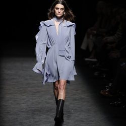Vestido satinado azul porcelana en el desfile otoño/invierno 2020-2021 de Roberto Torretta