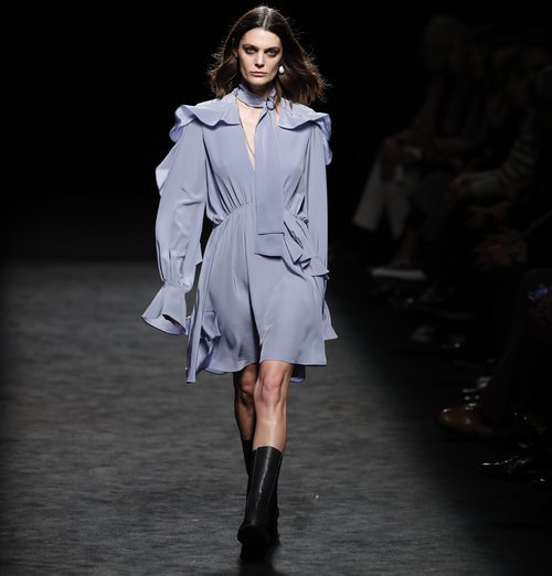 Vestido satinado azul porcelana en el desfile otoño/invierno 2020-2021 de Roberto Torretta