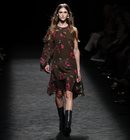 Vestido asimétrico en marrón con flores en el desfile otoño/invierno 2020-2021 de Roberto Torretta