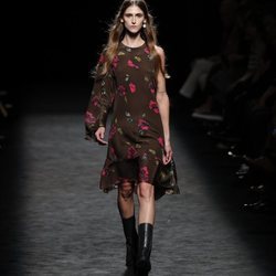 Vestido asimétrico en marrón con flores en el desfile otoño/invierno 2020-2021 de Roberto Torretta