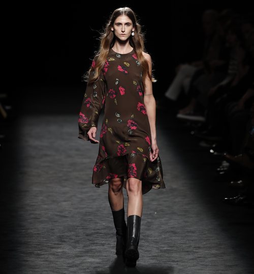 Vestido asimétrico en marrón con flores en el desfile otoño/invierno 2020-2021 de Roberto Torretta