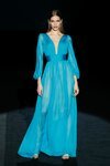Vestido de seda azul en el desfile otoño/invierno 2020-2021 de Hannibal Laguna