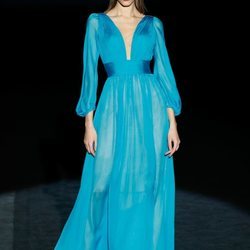 Vestido de seda azul en el desfile otoño/invierno 2020-2021 de Hannibal Laguna