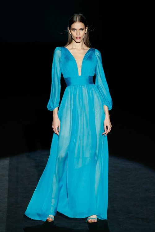 Vestido de seda azul en el desfile otoño/invierno 2020-2021 de Hannibal Laguna