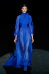 Vestido azul eléctrico en el desfile otoño/invierno 2020-2021 de Hannibal Laguna