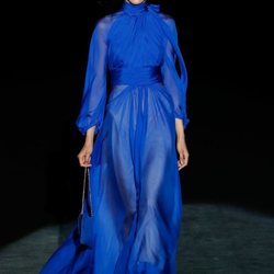 Vestido azul eléctrico en el desfile otoño/invierno 2020-2021 de Hannibal Laguna