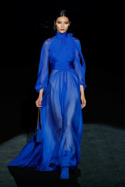 Vestido azul eléctrico en el desfile otoño/invierno 2020-2021 de Hannibal Laguna