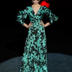 Vestido verde estampado en el desfile otoño/invierno 2020-2021 de Hannibal Laguna
