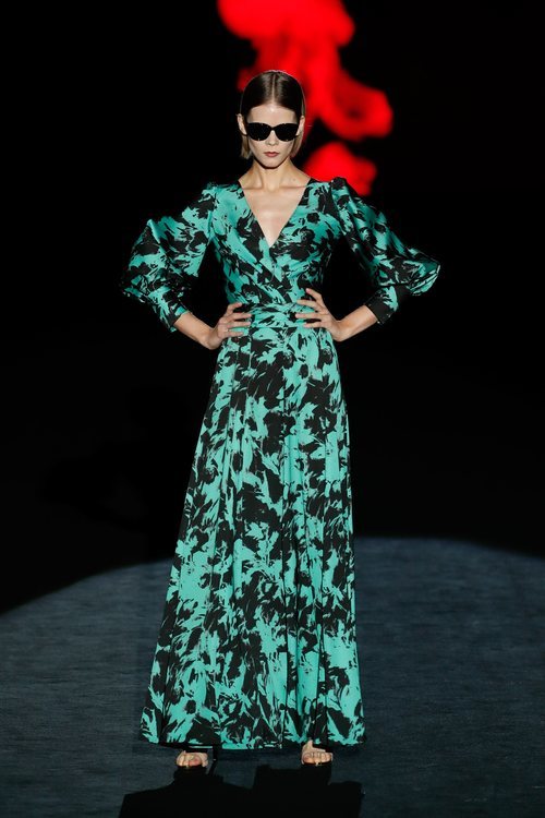 Vestido verde estampado en el desfile otoño/invierno 2020-2021 de Hannibal Laguna