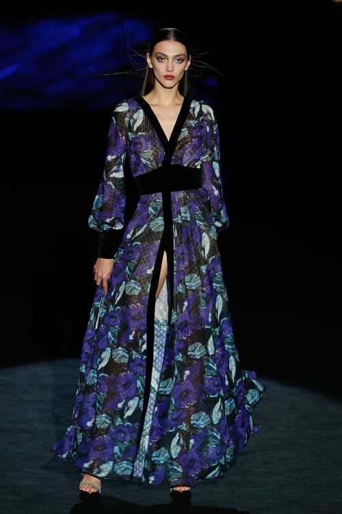 Vestido bata estampado en el desfile otoño/invierno 2020-2021 de Hannibal Laguna