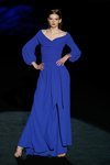 Vestido azul en el desfile otoño/invierno 2020-2021 de Hannibal Laguna