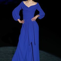 Vestido azul en el desfile otoño/invierno 2020-2021 de Hannibal Laguna