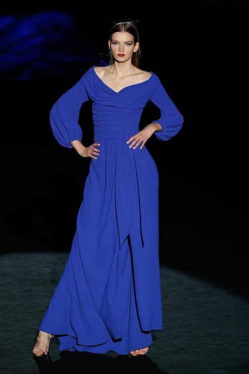 Vestido azul en el desfile otoño/invierno 2020-2021 de Hannibal Laguna