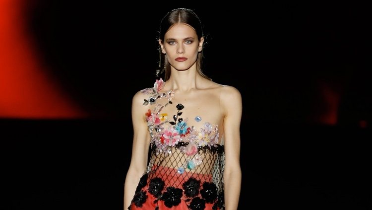 Top de redecilla con flores bordadas en el desfile otoño/invierno 2020-2021 de Hannibal Laguna