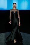 Vestido negro en el desfile otoño/invierno 2020-2021 de Hannibal Laguna