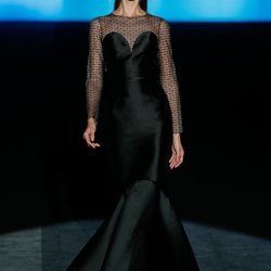 Vestido negro en el desfile otoño/invierno 2020-2021 de Hannibal Laguna
