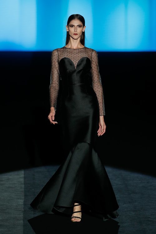 Vestido negro en el desfile otoño/invierno 2020-2021 de Hannibal Laguna