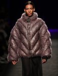 Abrigo acolchado cubierto de pequeños flecos en el desfile otoño/invierno 2020-2021 de Custo Barcelona
