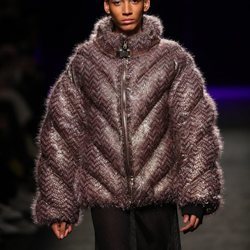 Abrigo acolchado cubierto de pequeños flecos en el desfile otoño/invierno 2020-2021 de Custo Barcelona