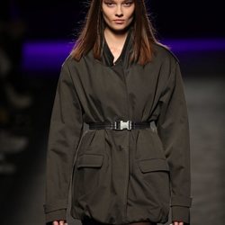 Americana estio deportiva en el desfile otoño/invierno 2020-2021 de Custo Barcelona