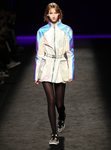 Americana estilo deportiva en materiales iridiscentes en el desfile otoño/invierno 2020-2021 de Custo Barcelona