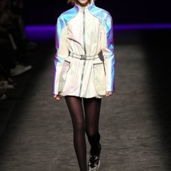 Americana estilo deportiva en materiales iridiscentes en el desfile otoño/invierno 2020-2021 de Custo Barcelona