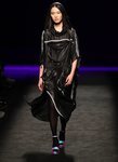 Vestido de nylon estilo deportivo en el desfile otoño/invierno 2020-2021 de Custo Barcelona