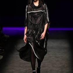 Vestido de nylon estilo deportivo en el desfile otoño/invierno 2020-2021 de Custo Barcelona
