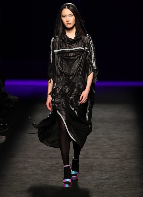 Vestido de nylon estilo deportivo en el desfile otoño/invierno 2020-2021 de Custo Barcelona