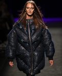 Abrigo acolchado con detalles de cierre a presión en el desfile otoño/invierno 2020-2021 de Custo Barcelona