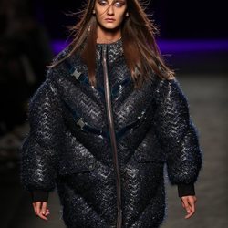 Abrigo acolchado con detalles de cierre a presión en el desfile otoño/invierno 2020-2021 de Custo Barcelona