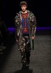 Conjunto masculino de prendas holográficas en el desfile otoño/invierno 2020-2021 de Custo Barcelona
